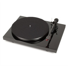 Pro-Ject Debut Carbon (DC) - Plattenspieler inkl. Tonarm + Ortofon MM-Tonabnehmer 2M Red (Hochglanz schwarz / inkl. Staubschutzhaube)